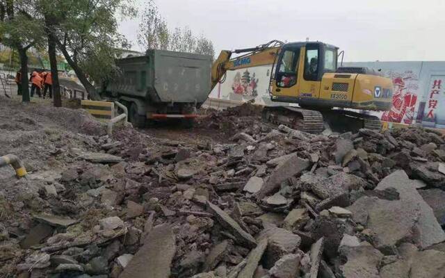 居民反映道路坑洼出行难，大兴区修补道路现已通车