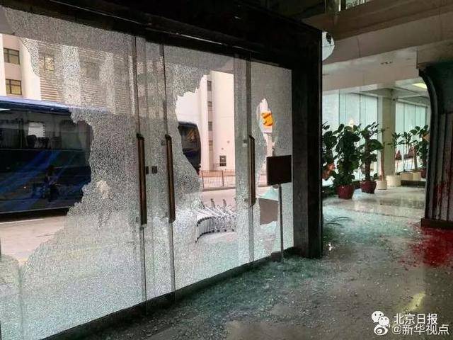 11月2日下午5时许，新华社亚太总分社办公大楼遭黑衣蒙面暴徒打砸破坏及纵火。图片来源：@新华视点