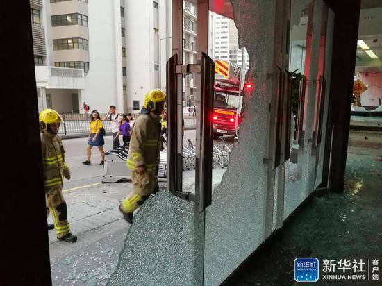 ↑11月2日，消防队员赶到新华社亚太总分社办公大楼查看火情。11月2日下午，位于香港的新华社亚太总分社办公大楼遭暴徒打砸破坏。新华社发