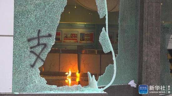 ↑11月2日下午，位于香港的新华社亚太总分社办公大楼遭暴徒打砸破坏。新华社发