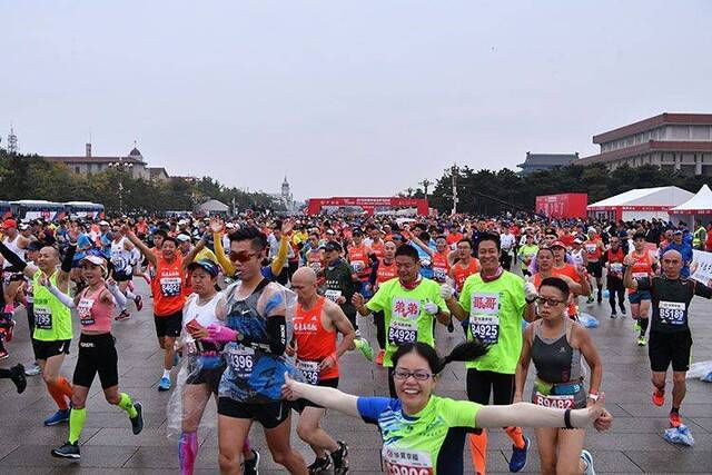 2019北马细雨中开跑3万跑者挑战42.195公里