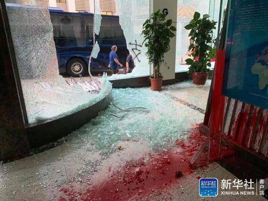 ↑11月2日下午，位于香港的新华社亚太总分社办公大楼遭暴徒打砸破坏。新华社发