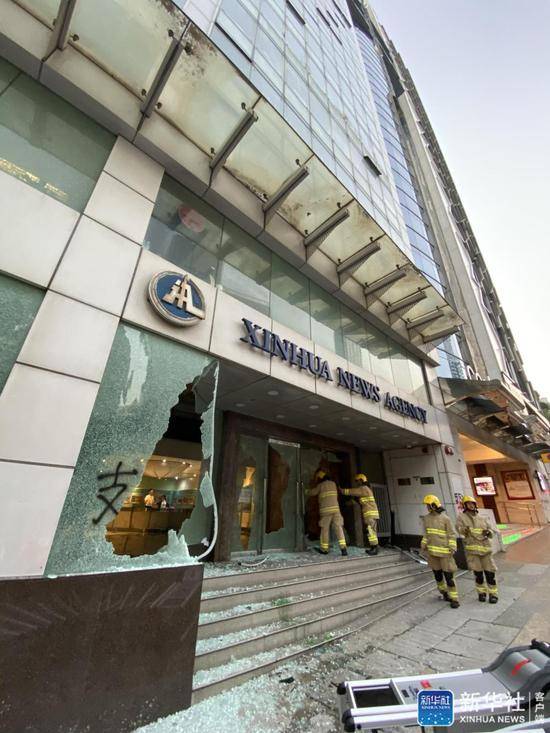 ↑11月2日，消防队员赶到新华社亚太总分社办公大楼查看火情。11月2日下午，位于香港的新华社亚太总分社办公大楼遭暴徒打砸破坏。新华社发