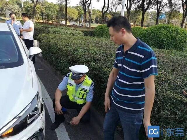 东莞轻微交通事故处理新模式第一天，交警上路进行访评