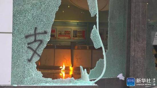 2日下午，位于香港的新华社亚太总分社办公大楼遭暴徒打砸破坏。（图源新华社客户端，下同）