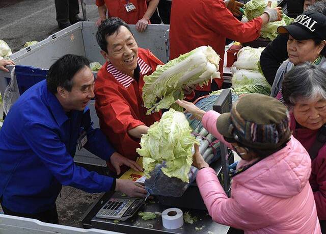 冬储菜上市开售 市民排队购买