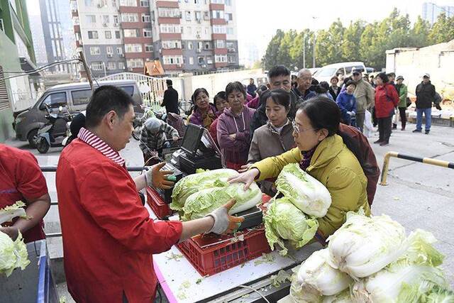 冬储菜上市开售 市民排队购买