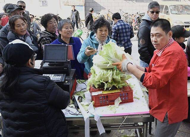 冬储菜上市开售 市民排队购买