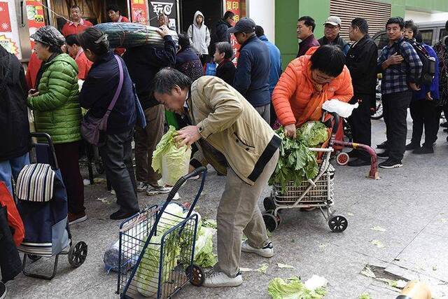 冬储菜上市开售 市民排队购买