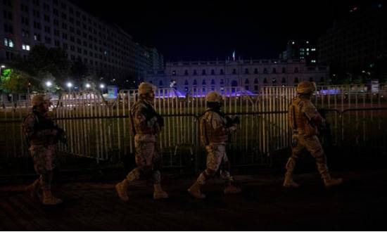 宵禁期间，士兵正在总统府外巡逻。图源：法新社