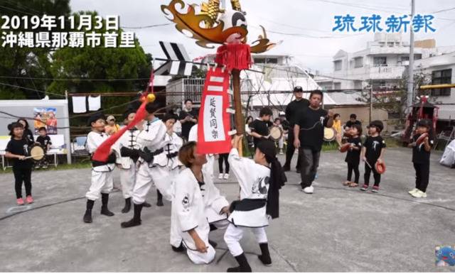 冲绳当地小朋友也参与“抬旗头”活动（琉球新报）