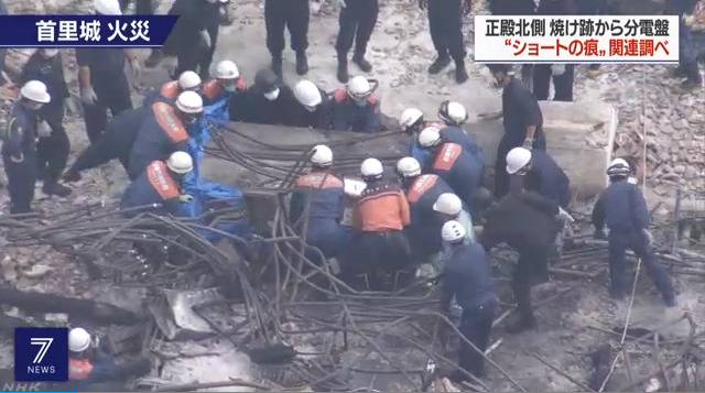 冲绳警方和消防人员正在抬起烧焦的电气设备（NHK）