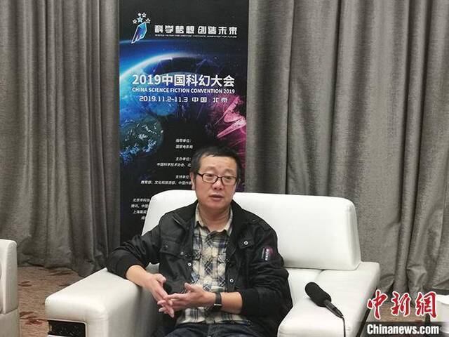 刘慈欣接受记者采访。中新网记者宋宇晟摄