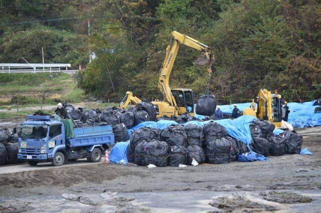 田村市存放核污染物垃圾袋的临时场所（时事通信社）