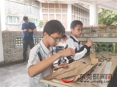 第七届东莞市中小学建筑模型比赛举行小学生用2张A4纸扛起52瓶矿泉水