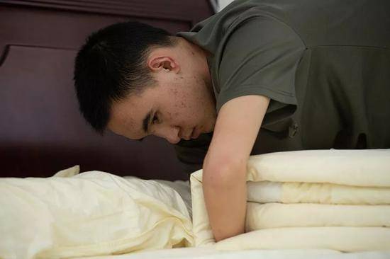 2019年10月24日，重庆西南医院康复楼，清晨，杜富国洗漱完毕后，依旧按照军人标准整理内务。新京报记者李凯祥摄