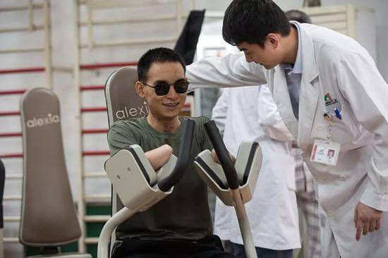 2019年10月24日，杜富国在技师的指导下接受体能康复训练。新京报记者李凯祥摄