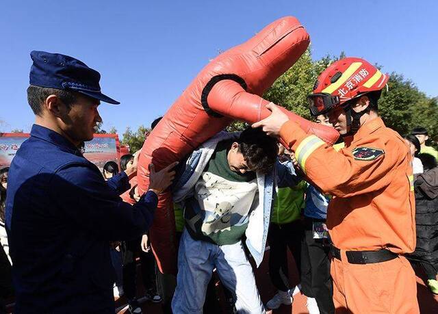 119消防宣传月 怀柔消防演练高空绳索救援