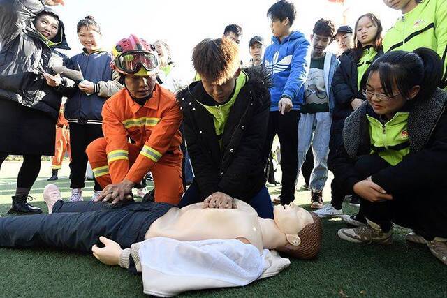 119消防宣传月 怀柔消防演练高空绳索救援