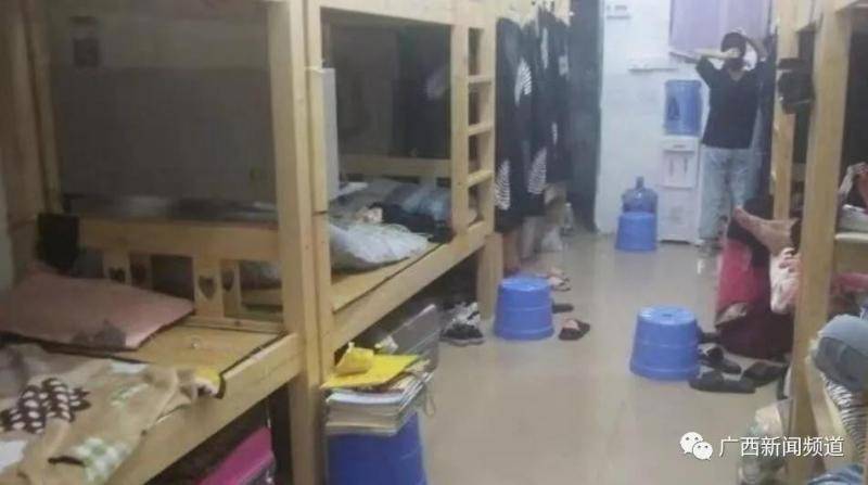 两女生在宿舍被多名同学殴打一小时 校方回应