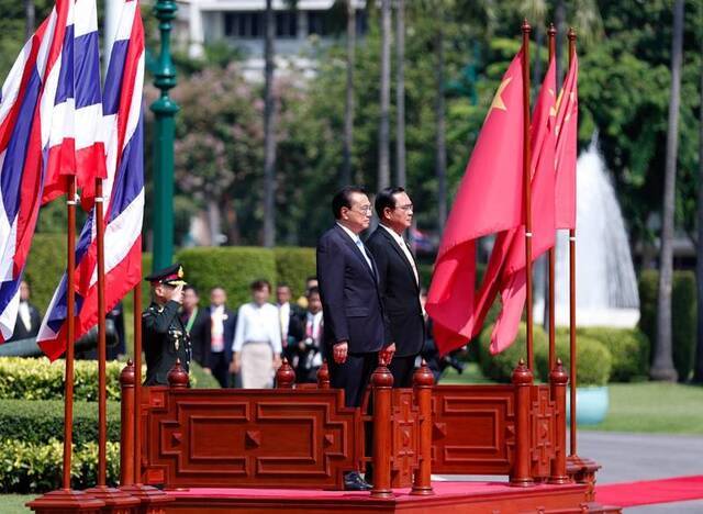 泰国总理举行隆重仪式欢迎李克强(图)