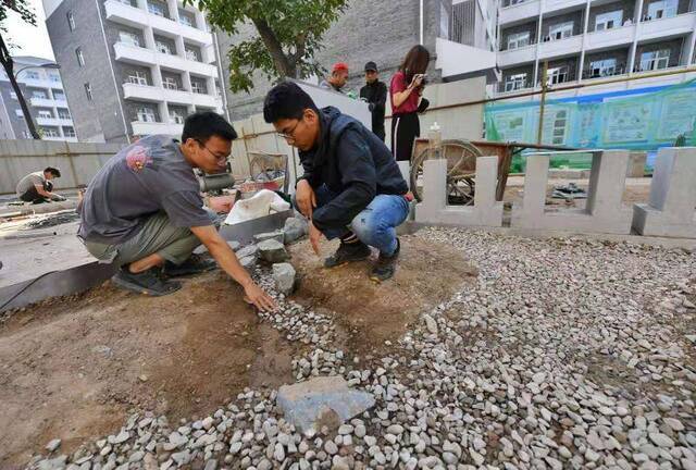 北京大学“雨水花园”改造计划，荒地变身休闲广场