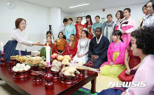 多文化家庭在学习韩国的祭祀文化。（纽西斯通讯社）