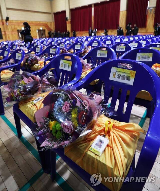 2月，韩国檀元高中为遇难的250名高二学生，举办名誉毕业典礼。（韩联社）