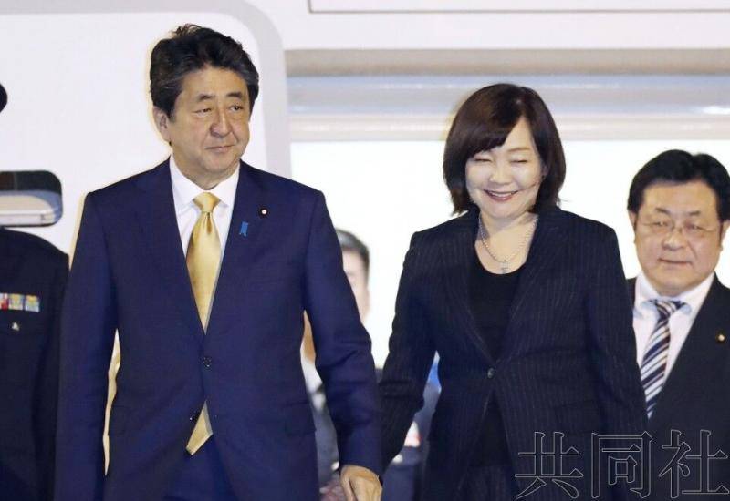 安倍晋三与夫人安倍昭惠/图自共同社