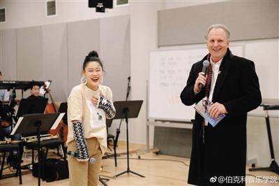 伯克利与中国的合作越来越密切，袁娅维就被校长Roger Brown授予伯克利音乐学院中国区荣誉大使证书。