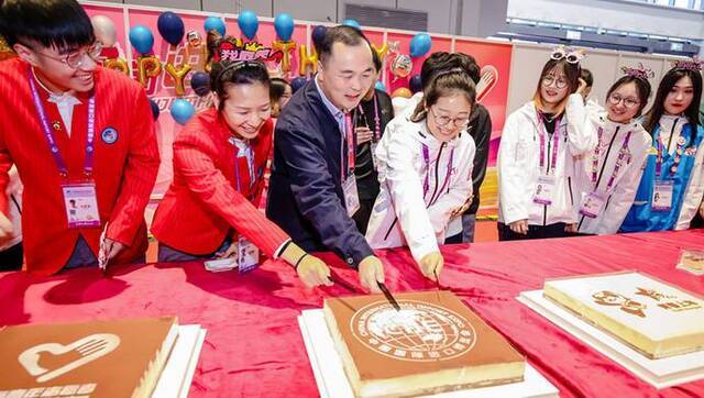 “小叶子”们过集体生日，他们的服务展示了中国青年的好形象