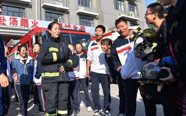 校园消防课 女生试穿消防员服 同学惊呼“太帅了”