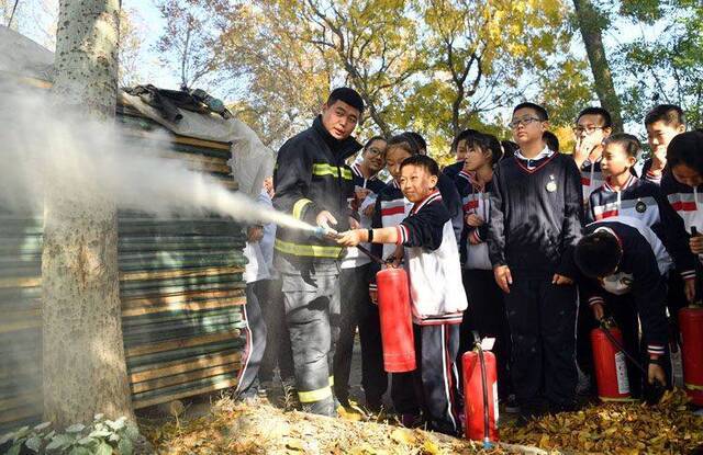 校园消防课 女生试穿消防员服 同学惊呼“太帅了”