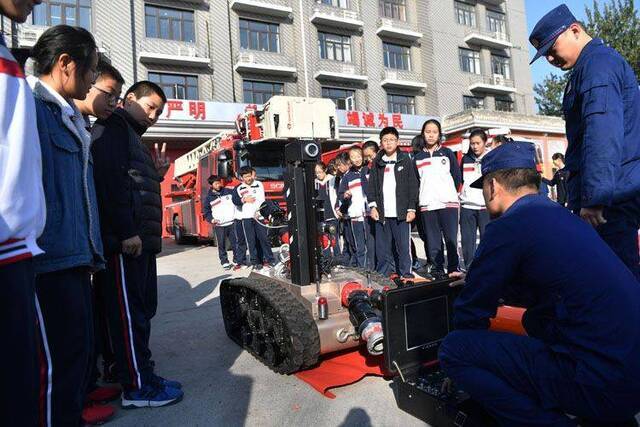 校园消防课 女生试穿消防员服 同学惊呼“太帅了”