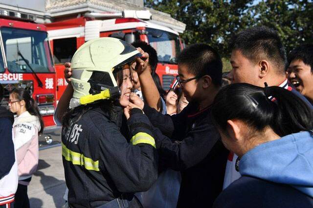 校园消防课 女生试穿消防员服 同学惊呼“太帅了”