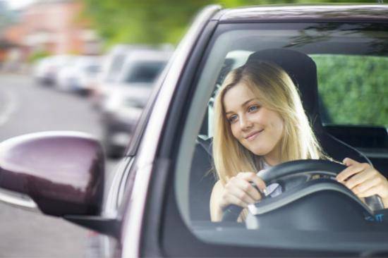 英国一份报告称，女司机比男司机违规少。（图：《镜报》）