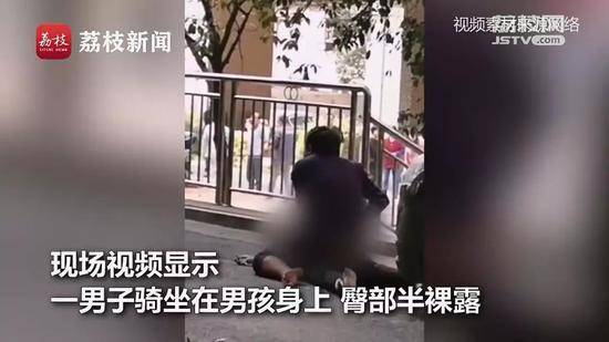 男孩小区被男子殴打半小时死亡 众人围观被指冷漠