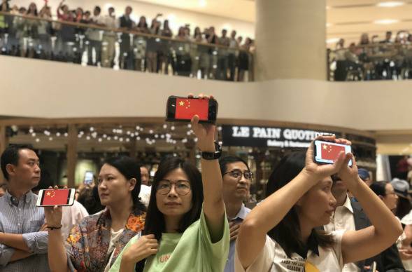 香港市民在太古广场中庭“快闪”唱国歌。（来源：橙新闻）