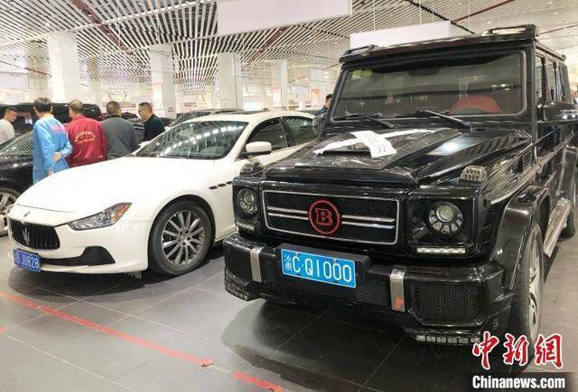 图为重庆法院扣押的部分豪车。刘相琳摄