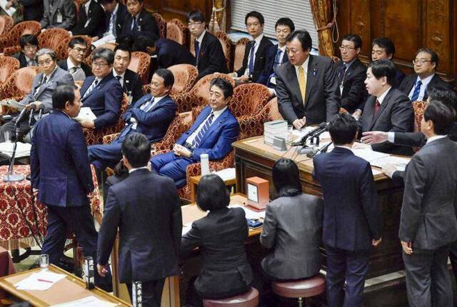 多名在野党议员起身要求安倍道歉（共同通信社）