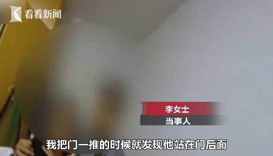 女子洗完澡披着浴巾回房 门后藏着个男人正对她笑