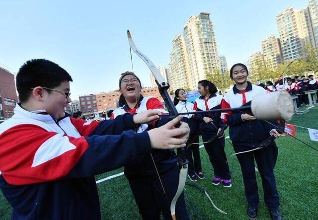 北京市第五十五中学启动“冰雪嘉年华月”组图