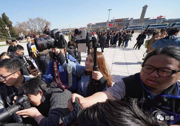 △2019年3月5日，北京人民大会堂外，中国银行保险报记者史方舟在全国两会现场拍摄政协委员。摄影/新京报记者陶冉