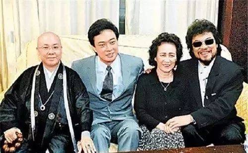 费玉清和哥哥（右一）、姐姐（左一）、妈妈（右二）