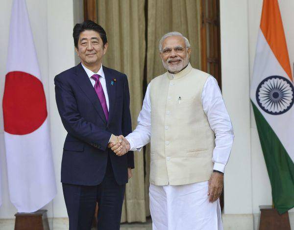 资料图：2015年12月12日，在印度新德里，日本首相安倍晋三（左）与印度总理莫迪握手合影。新华社发