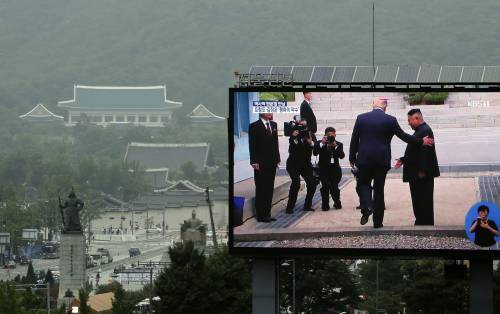 6月30日，在韩国首尔，大屏幕直播朝美两国领导人在板门店会面。新华社/纽西斯通讯社