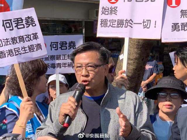 何君尧被刺后现身拉票 媒体：暴力吓不退爱港之心