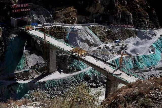 川藏铁路拉林段跨雅鲁藏布江大桥合龙 明年铺轨