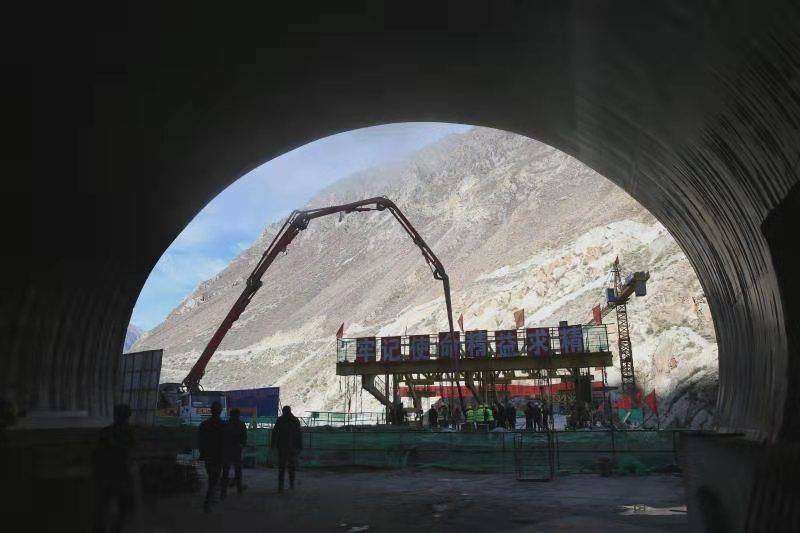 川藏铁路拉林段跨雅鲁藏布江大桥合龙 明年铺轨