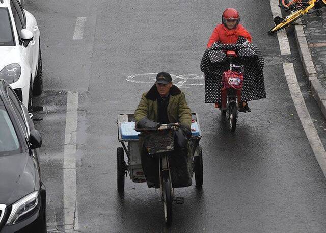 大风伴冬雨京城冬意渐浓市民出行添厚衣